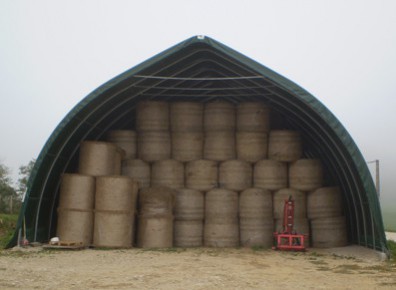 Un tunnel de stockage agricole avec pignon cathédrale pour stocker balles de foin